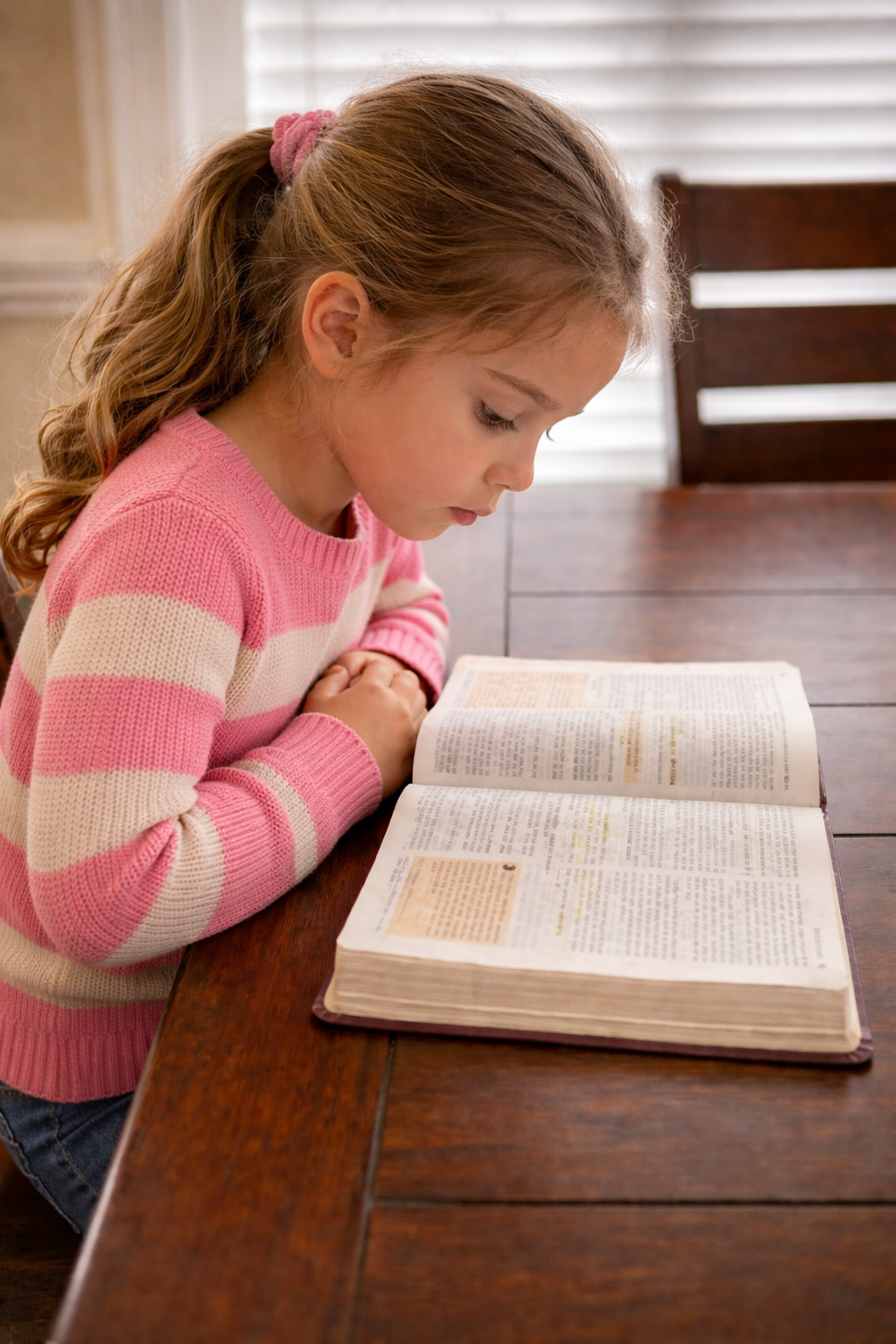 [Menina a ler a Bíblia com atenção]